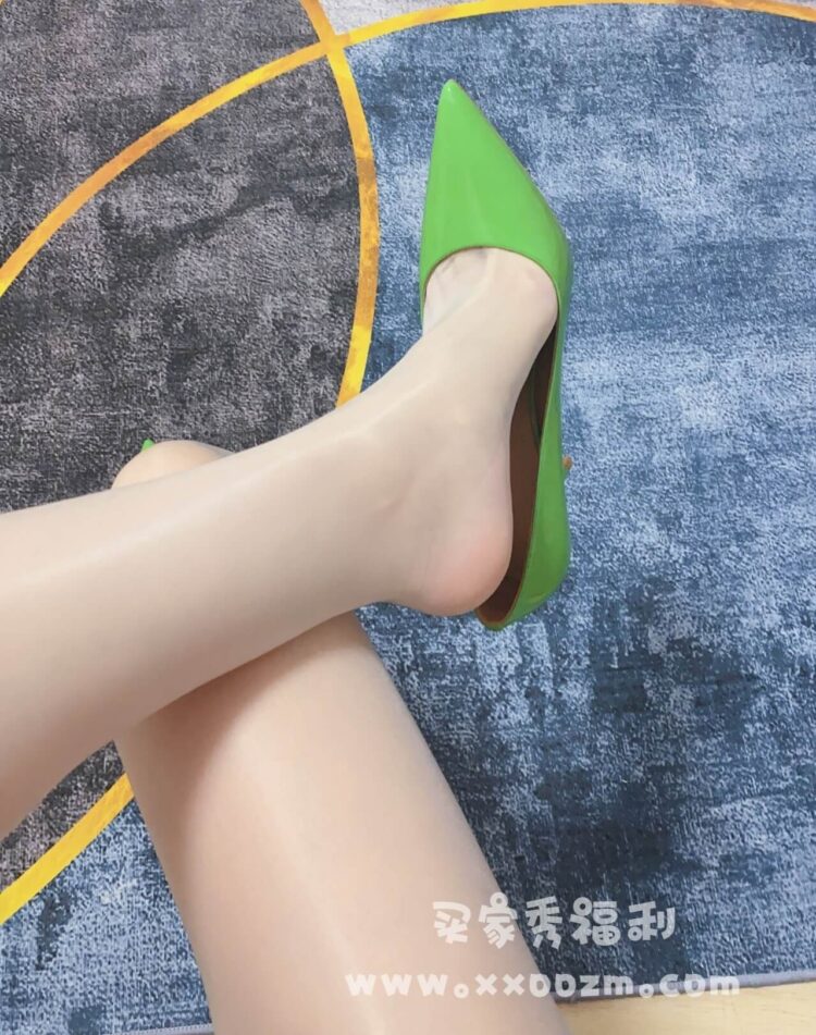 妹纸你这是要被绿成什么样？才会选择穿这么绿的高跟鞋？
