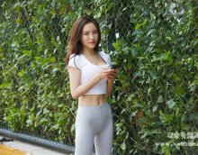 颜值身材在线的白色体恤小姐姐街拍写真视频下载【137P/3V/7.43GB】