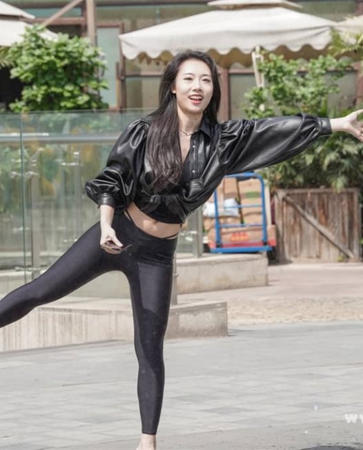 紧身皮裤配黑色蕾丝小姐姐街拍写真视频下载【264P/2V/14.9GB】