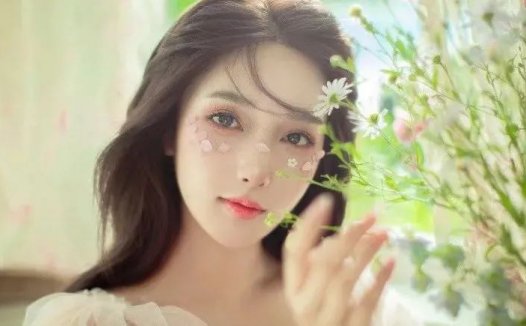 吴亦凡入狱三个月后，都美竹退学：果然，她坐不住了。