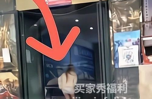 女子网吧门口脱内裤，只因男友爱上网？