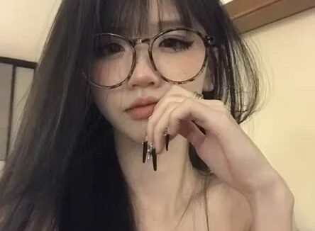 井川里予风格大变玩起暗黑风，这还是曾经的纯欲天花板吗？