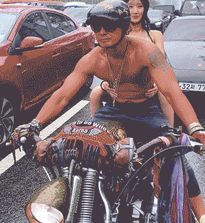 韩国IG女网红比基尼雨中机车炸街【2P/2V/13.9MB】