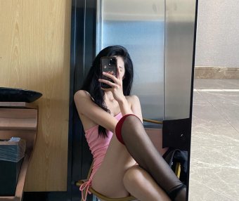 挺性感的的丝袜，红色包边很有个性