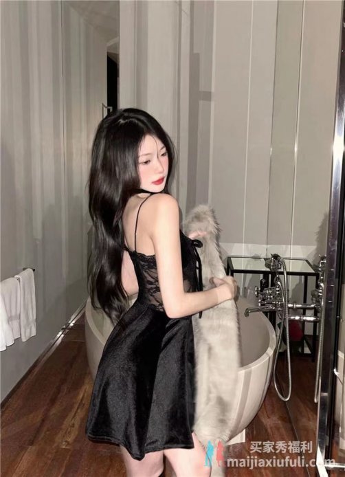 布料很舒服 尺码很适合我，穿上很好看非常满意～