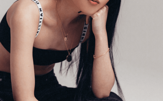 李咏女儿正式出道，精通五国语言的哥大学霸，进入内娱？