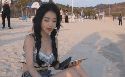 冯提莫“老公粉”吃醋摄影师，视频文案太暧昧，直言有关系就官宣