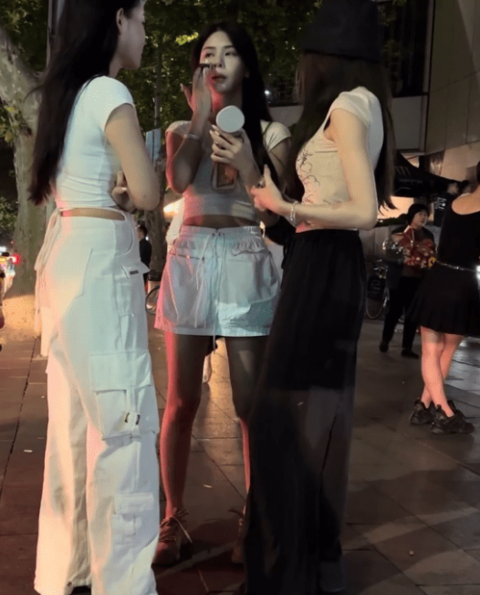 贵在真实，深夜上海街头的年轻美女们【3V/2.6G】
