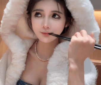 被人外网冒充牟利，狗头萝莉自嘲“女菩萨”，都2025年了吃点好的