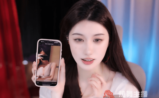 女主播大方晒出泳装照，自曝曾花8万整形，为了讨好大哥特意变大
