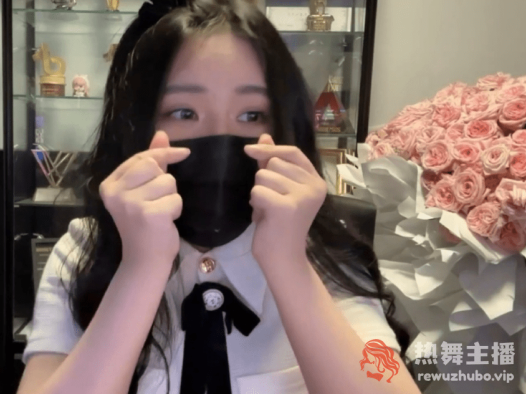 一条小团团现身YY开播，复盘有坚守底线，调侃被网友“判”了8年