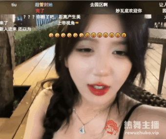 呆妹儿春节出国旅游，泳装直播遭超管扣分，怒斥是不是被针对？