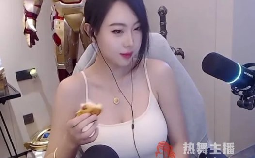女主播自信身材比拼，能与米娜五五开？网友：大归大魅惑不足