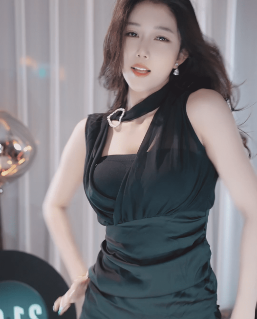 抖音 萌七啊丶（一只萌七哟o）2025年2月直播热舞视频合集下载【39V/11.2G】