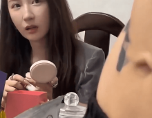 当少妇看到帅哥的八块腹肌，渴望的小眼神已经拉丝了