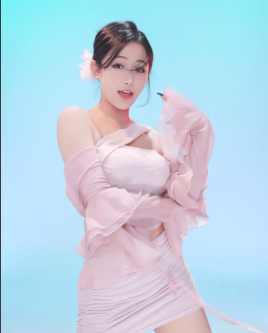 哔哩哔哩（bilibili）热舞主播 小深深儿 2025年1月+2月+4月直播热舞视频合集下载【56V/13.4G】