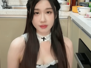 谁家做饭穿这样？轩子巨2兔 厨娘造型人气暴涨，“女友视角”遭大量举报