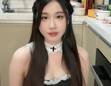 谁家做饭穿这样？轩子巨2兔 厨娘造型人气暴涨，“女友视角”遭大量举报