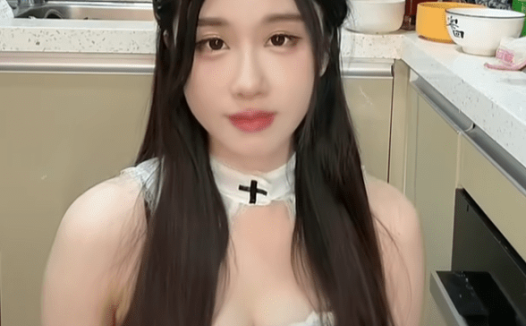 谁家做饭穿这样？轩子巨2兔 厨娘造型人气暴涨，“女友视角”遭大量举报