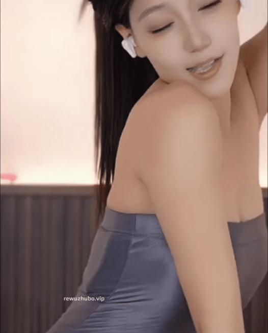 抖音 丸子Uu6018 精选直播热舞视频合集下载（2）【14V/2.3G】