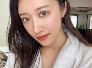 日本女优 竹内有纪 因遭遇电信诈骗，骗光财产，延迟退役