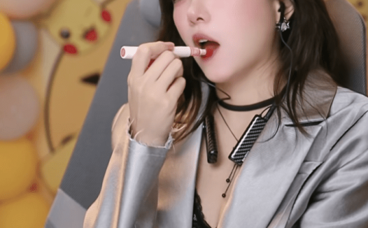 刷嘉年华才能看，骆歆大改风格性感热舞，西装蕾丝装超管火速封禁