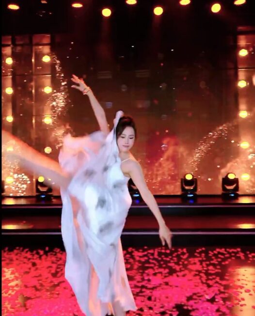 抖音 铁锤妹妹 2025年8月-10月美女主播直播热舞视频合集下载【98V/25G】